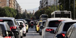 Αυτοκίνητα σε κεντρικό δρόμο της Αθήνας
