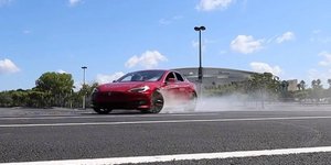 Βίντεο: Πώς να κάνετε «donuts» με ένα Tesla