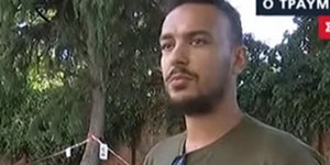 Αντρας με χακί μπλούζα