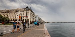 Κόσμος στο λιμάνι Θεσσαλονίκης με συννεφιά