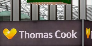 Πινακίδα Thomas Cook και πινακίδα εξόδου