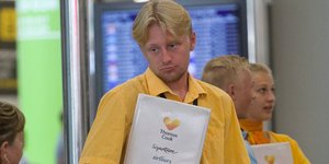 Ενας θλιμμένος υπάλληλος της Thomas Cook μιλά σε Βρετανούς επιβάτες στη Μαγιόρκα