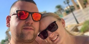 Ο Thomas Cook μαζί με την σύντροφό του