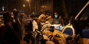 Ασθενείς μεταφέρεται εκτός νοσοκομείου στη Βραζιλία