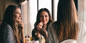 Τρεις γυναίκες συζητούν σε εστιατόριο 