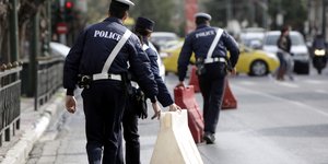 τρεις τροχονομοι κλεινουν το δρόμο