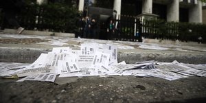 Τρικάκια του Ρουβίκωνα έξω από κτίριο -Από παλαιότερη έφοδο των αναρχικών