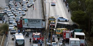 Ανατροπή νταλίκας στην Αθηνών-Κορίνθου