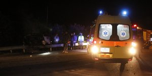 Ασθενοφόρο του ΕΚΑΒ σε τροχαίο βράδυ