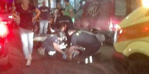 Ανθρωποι του ΕΚΑΒ δίνουν πρώτες βοήθειες σε πολίτη στο έδαφος