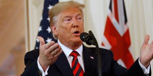 Ο Ντόναλντ Τραμπ υψώνει τα χέρια του 