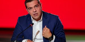 Ειρωνίες Τσίπρα για τις εκκενώσεις κτηρίων στα Εξάρχεια