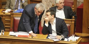 Ο Αλέξης Τσίπρας μιλά με τον Δημήτρη Παπαγγελόπουλο