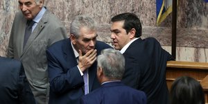 Τσίπρας και Παπαγγελόπουλος μιλούν στη Βουλή