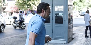 Ο Αλέξης Τσίπρας έξω από τα γραφεία του ΣΥΡΙΖΑ