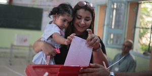 Μητέρα με την κόρη της ψηφίζουν στον α' γύρο των εκλογών στην Τυνησία