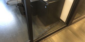 Ομπρέλα σε γυάλινη είσοδο γραφείου 