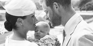 Μέγκαν Μαρκλ και πρίγκιπας Χάρι με τον γιο τους Άρτσι την ημέρα της βάφτισής του 