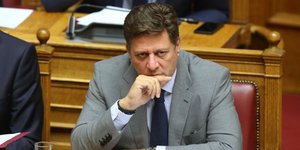 Ο αναπληρωτής ΥΠΕΞ Μιλτ. Βαρβιτσιώτης στα υπουργικά έδρανα της Βουλής