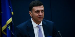 Ο Βασίλης Κικίλιας με μπλε σακάκι