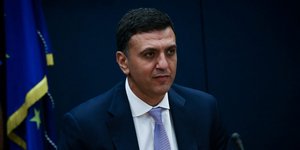 Ο Βασίλης Κικίλιας με μοβ γραβάτα σε συνέντευξη Τύπου στο υπουργείο Υγείας