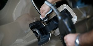 Ιδιοκτήτης ΙΧ προσπαθεί να το γεμίσει με καύσιμα