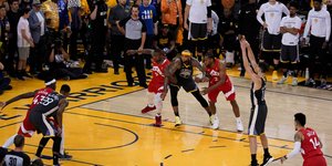 Ο Κλέι Τόμπσον εκτελεί βολή με παίκτες να ετοιμάζονται για ριμπάουντ