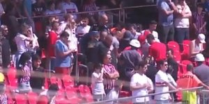Πτώση άνδρα σε γήπεδο και κόσμος από πάνω του