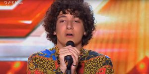 Ο 17χρονος Γρηγόρης Τσαβδαρίδης με εμπριμέ πουκάμισο τραγουδάει