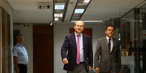 Ο Κωστής Χατζηδάκης περπατάει σε διάδρομο με συνεργάτη