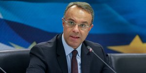 Ο Χρήστος Σταϊκούρας με μπλε σακάκι
