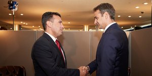 Χειραψία Ζόραν Ζάεφ και Κυριάκου Μητσοτάκη στην Νέα Υόρκη