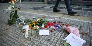 Λουλούδια στο σημείο όπου άφησε την τελευταία του πνοή ο Ζακ Κωστόπουλος