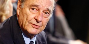 Ζακ Σιράκ κοιτάζει πλάγια