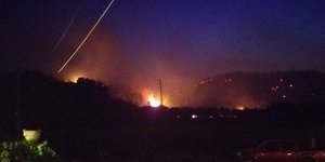 Ολονύχτια μάχη με τις φλόγες δίνουν στη Ζάκυνθο οι πυροσβέστες