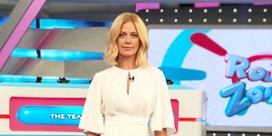 Η Ζέτα Μακρυπούλια με λευκό τοπ και λευκό παντελόνι
