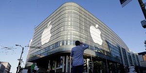 Το σήμα της Apple στην πρόσοψη κτιρίου στο Σαν Φρανσίσκο