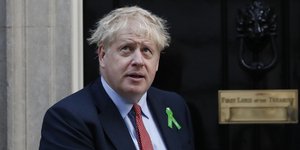 Ο Βρετανός πρωθυπουργος Μπόρις Τζόνσον με μπλε σακάκι και κόκκινη γραβάτα