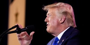 O πρόεδρος των ΗΠΑ, Ντόναλντ Τραμπ μπροστά στο μικρόφωνο