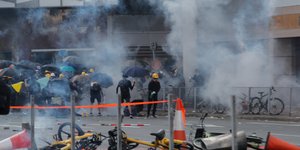 Οι διαδηλώσεις στο Χονγκ Κονγκ αμαυρώθηκε από τον πυροβολισμο του διαδηλωτή και άλλα επεισόδια