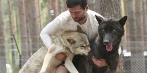O Κίριλ Ποταπόφ με δύο από τους λύκους της αγέλης του