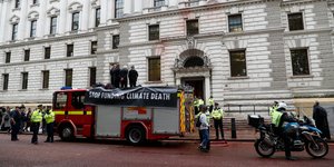 Οι ακτιβιστές της Extinction Rebellion έριξαν 1.800 λίτρα κόκκινης μπογιάς στο κτίριο