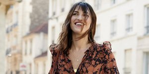 γυναίκα με φόρεμα χαμογελάει