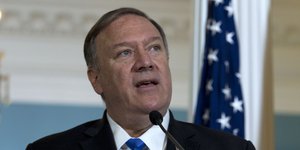 Ο υπουργός Εξωτερικών των ΗΠΑ, Μάικ Πομπέο με μπλε γραβάτα