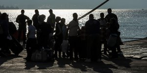 Ομάδα προσφύγων και μεταναστών που έφθασαν στις 22/10 από τη Σάμο στην Ελευσίνα
