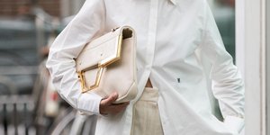 γυναικα με λευκη τσαντα και πουκαμισο