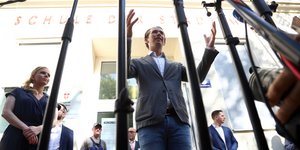Ο Σεμπάστιαν Κουρτς μιλά σε δημοσιογράφους υπό το βλέμμα της συντρόφου του, Σουζάνε Τίερ