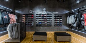 SLAMDUNΚ: Το 1ο αυθεντικό κατάστημα Basketball άνοιξε στην Ερμού παρουσία αθλητών και γνωστών Sneakerheads