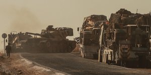 Τουρκικά άρματα μάχης καθ' οδόν προς τη Συρία