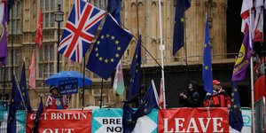 Οπαδοί και αντίπαλοι του Brexit έξω από το βρετανικό κοινοβούλιο